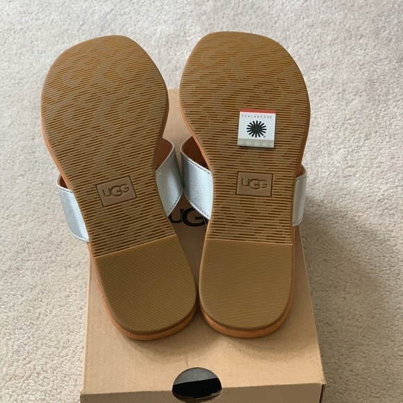 UGG TUOLUMNE  Silver Leather Sandal, size 7 - Picture 10 of 15